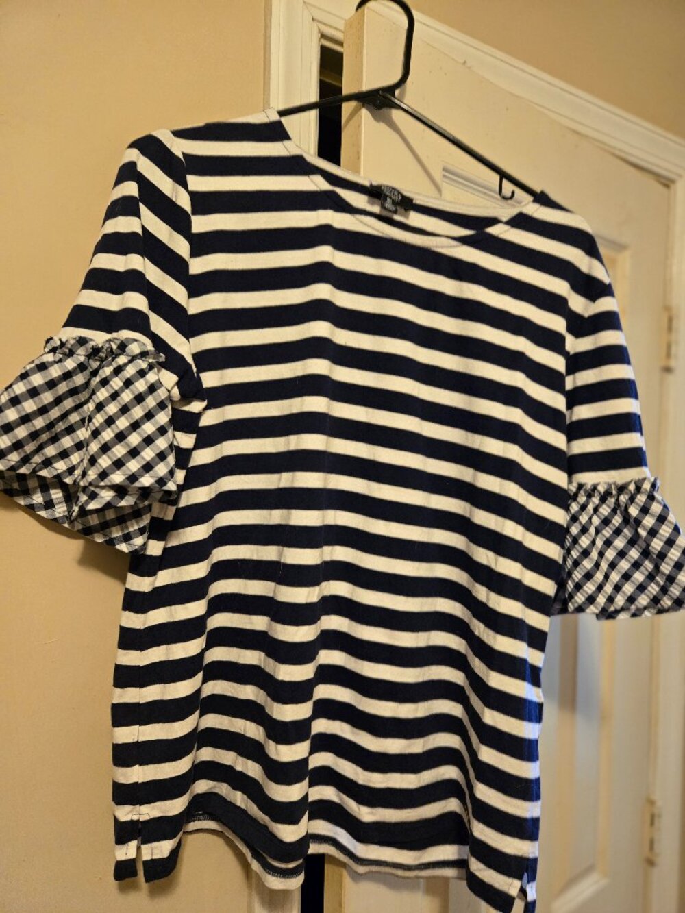 Jones New York L navy white tee top with navy/white gingham sleeves